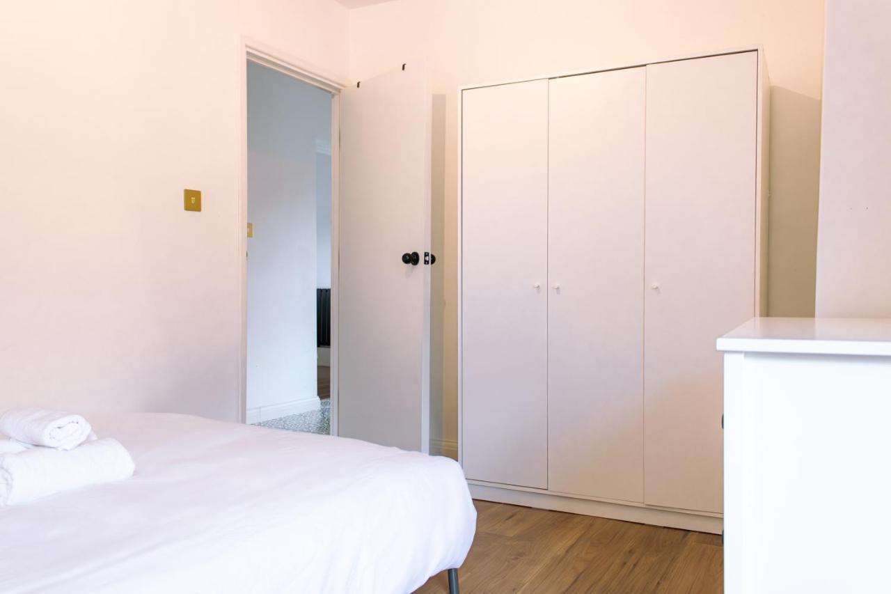 Nice 4 Bedroom Apartment Near City Centre 2-Min Walk To Metro !! Business & Family Friendly!! London Exteriör bild