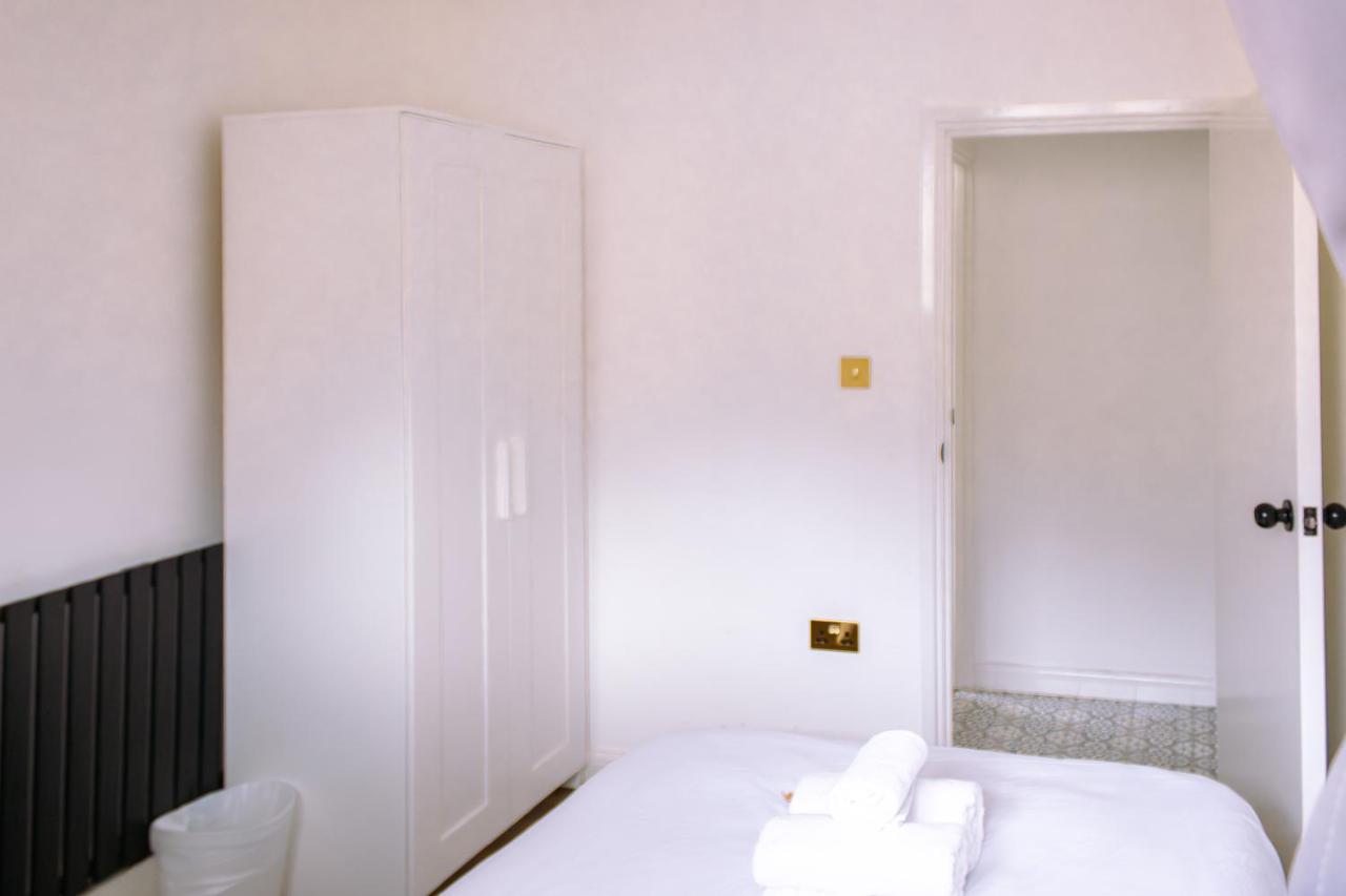 Nice 4 Bedroom Apartment Near City Centre 2-Min Walk To Metro !! Business & Family Friendly!! London Exteriör bild