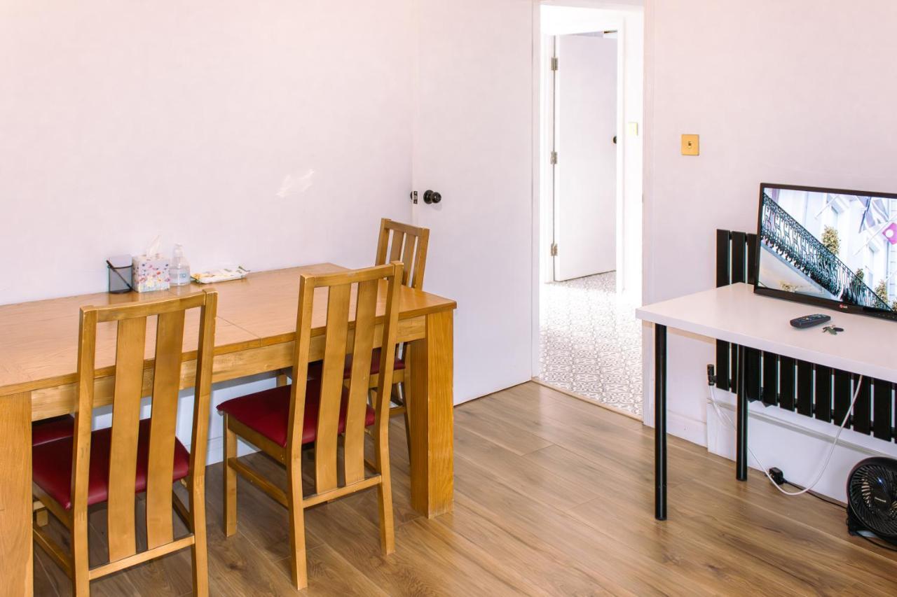 Nice 4 Bedroom Apartment Near City Centre 2-Min Walk To Metro !! Business & Family Friendly!! London Exteriör bild
